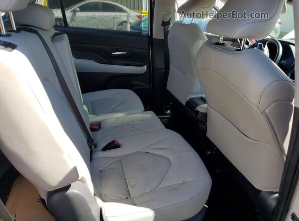 5TDACAB57RS005247 2024 TOYOTA GRAND White Widok wnętrza z tyłu