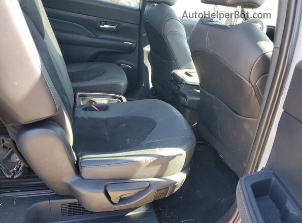 5TDADAB57TS026670 2026 TOYOTA GRAND Silver Вид задньої частини салону