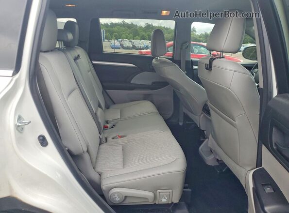 5TDBKRFHXGS336685 2016 TOYOTA HIGHLANDER White Widok wnętrza z tyłu