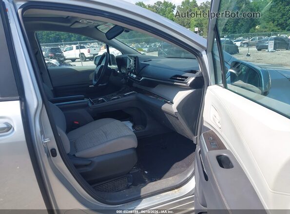 5TDBRKEC0RS202098 2024 TOYOTA SIENNA Silver Вид салону спереду