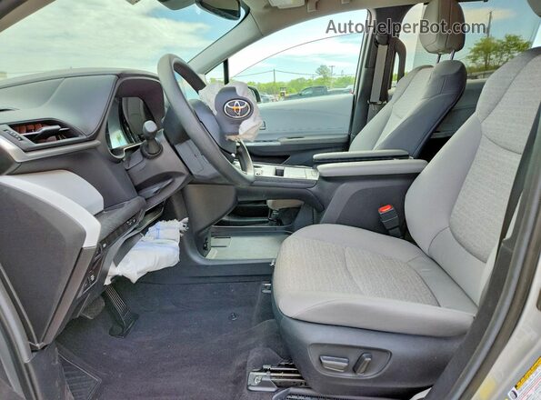 5TDBRKECXSS268339 2025 TOYOTA SIENNA Silver 