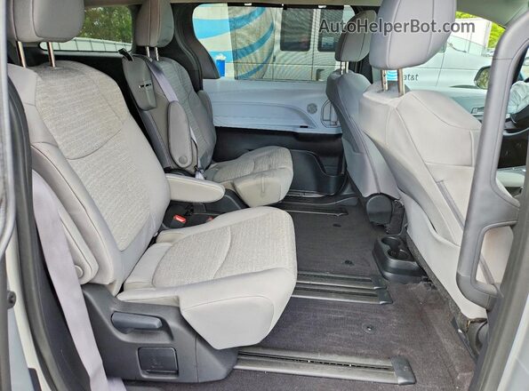 5TDBRKECXSS268339 2025 TOYOTA SIENNA Silver 