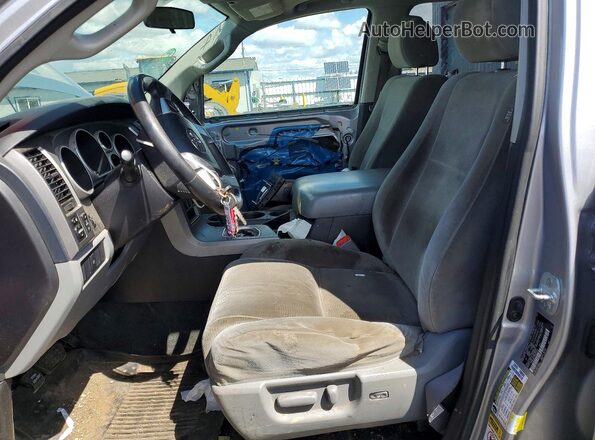 5TDBW5G11HS153871 2017 TOYOTA SEQUOIA Серебряный Вид салона спереди