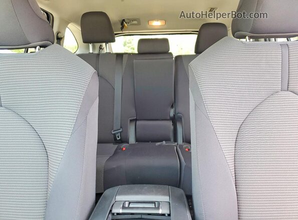 5TDBZRBHXNS180159 2022 TOYOTA HIGHLANDER Silver Widok tylnych siedzeń