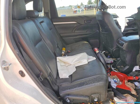 5TDBZRFH6HS440006 2017 TOYOTA HIGHLANDER White Вид задньої частини салону
