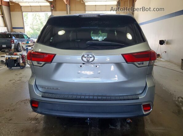 5TDBZRFH6JS497828 2018 TOYOTA HIGHLANDER Silver Вид ззаду