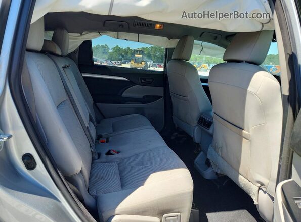 5TDBZRFH8HS431016 2017 TOYOTA HIGHLANDER Silver Rear interior view