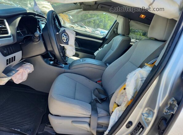5TDBZRFH8HS431016 2017 TOYOTA HIGHLANDER Silver Front interior view