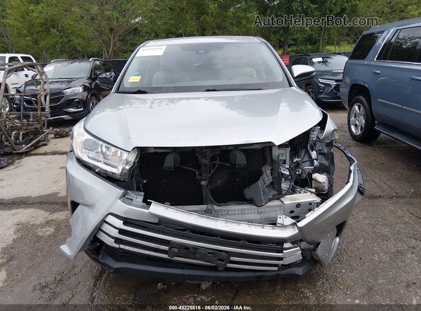 5TDBZRFHXHS399492 2017 TOYOTA HIGHLANDER Silver Widok wnętrza z tyłu