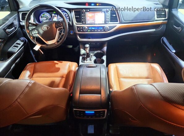 5TDDGRFH0JS050555 2018 TOYOTA HIGHLANDER Белый Вид панели приборов