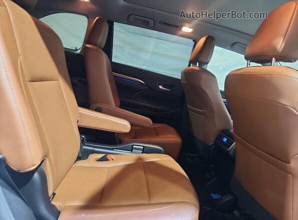 5TDDGRFH0JS050555 2018 TOYOTA HIGHLANDER Белый Вид задней части салона