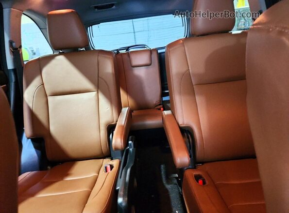 5TDDGRFH0JS050555 2018 TOYOTA HIGHLANDER Белый Вид задних сидений