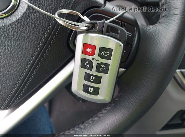 5TDDZ3DC0HS167643 2017 TOYOTA SIENNA Белый Вид панели приборов