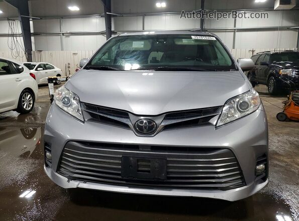 5TDDZ3DC0JS203837 2018 TOYOTA SIENNA Серебряный Вид спереди
