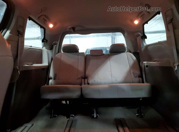 5TDDZ3DC0JS203837 2018 TOYOTA SIENNA Серебряный Вид задних сидений