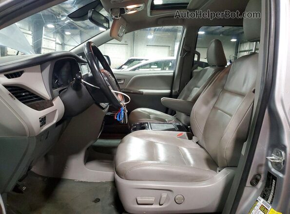 5TDDZ3DC0JS203837 2018 TOYOTA SIENNA Серебряный Вид салона спереди