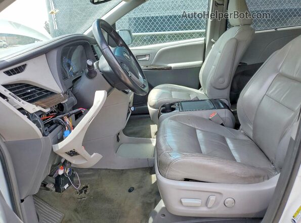 5TDDZ3DC2HS161164 2017 TOYOTA SIENNA White Вид салону спереду