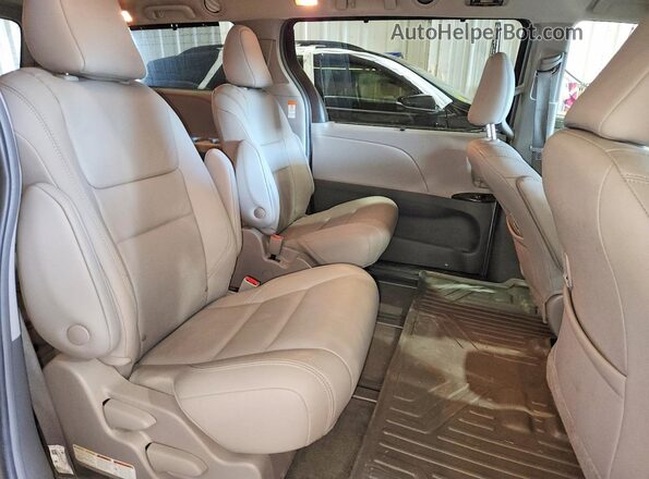 5TDDZ3DC2JS201880 2018 TOYOTA SIENNA Silver Rear interior view