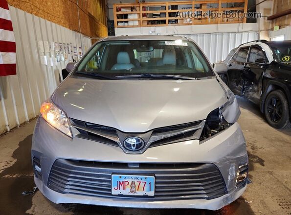 5TDDZ3DC2JS201880 2018 TOYOTA SIENNA Silver Front view