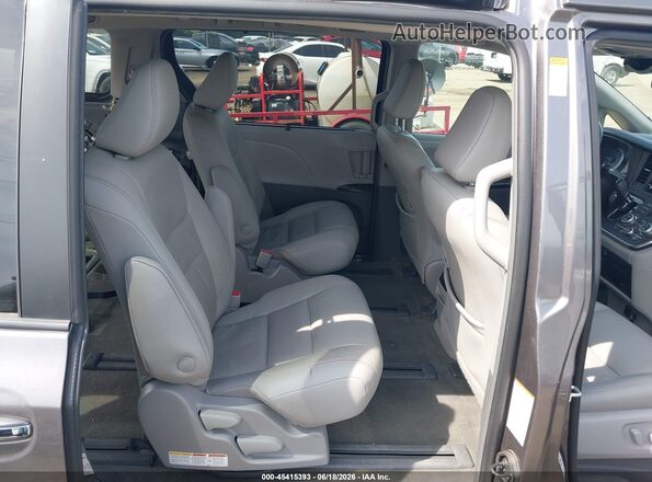 5TDDZ3DC3JS192056 2018 TOYOTA SIENNA Gray Widok naklejki z numerem VIN