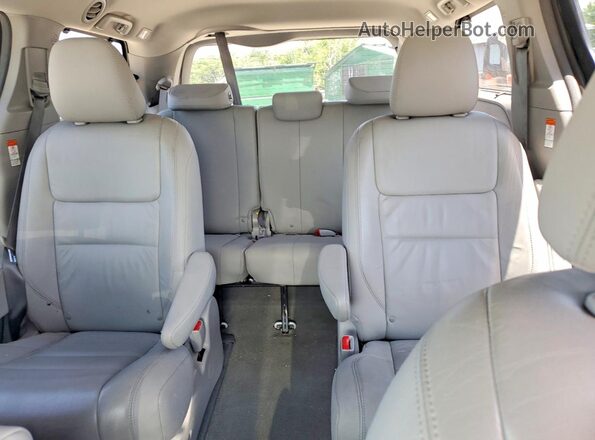 5TDDZ3DC5JS188641 2018 TOYOTA SIENNA White Widok tylnych siedzeń