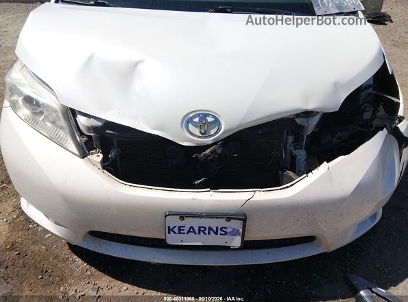 5TDDZ3DC9HS166071 2017 TOYOTA SIENNA White Front view