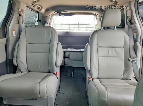 5TDDZ3DC9HS169827 2017 TOYOTA SIENNA White Vista de los asientos traseros