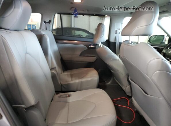 5TDDZRBH8MS087017 2021 TOYOTA HIGHLANDER Blue Rear interior view