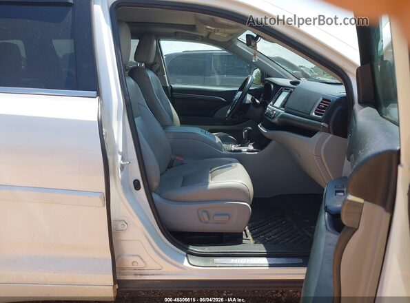 5TDDZRFH0JS884710 2018 TOYOTA HIGHLANDER White წინა სალონის ხედი