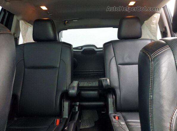 5TDDZRFH1HS417743 2017 TOYOTA HIGHLANDER White Հետևի նստատեղերի տեսք