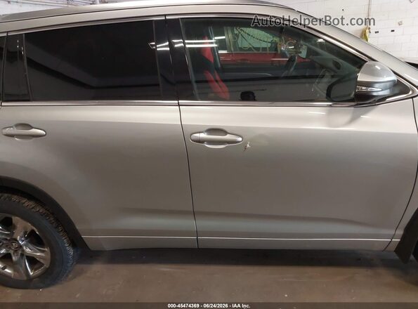 5TDDZRFH3HS484506 2017 TOYOTA HIGHLANDER Silver Widok wnętrza z tyłu