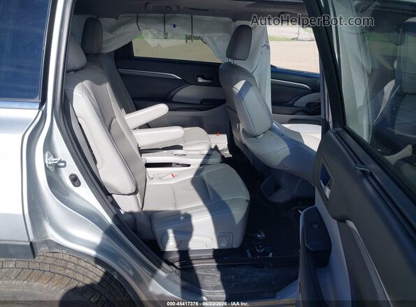 5TDDZRFH4HS395947 2017 TOYOTA HIGHLANDER Silver VIN sticker view