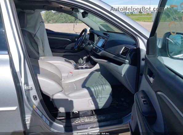5TDDZRFH4HS395947 2017 TOYOTA HIGHLANDER Silver Front interior view