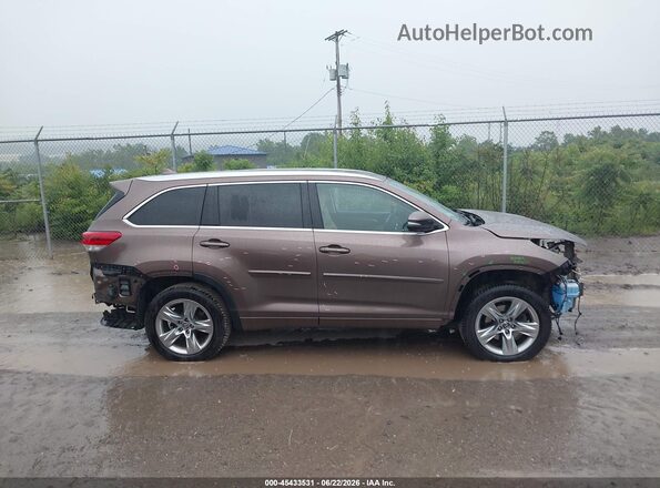 5TDDZRFH5JS868745 2018 TOYOTA HIGHLANDER Brown Widok wnętrza z tyłu
