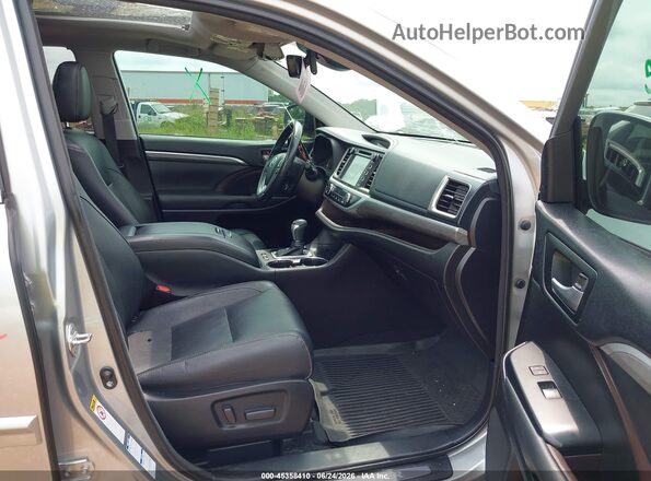 5TDDZRFH8JS818180 2018 TOYOTA HIGHLANDER Silver Widok wnętrza z przodu