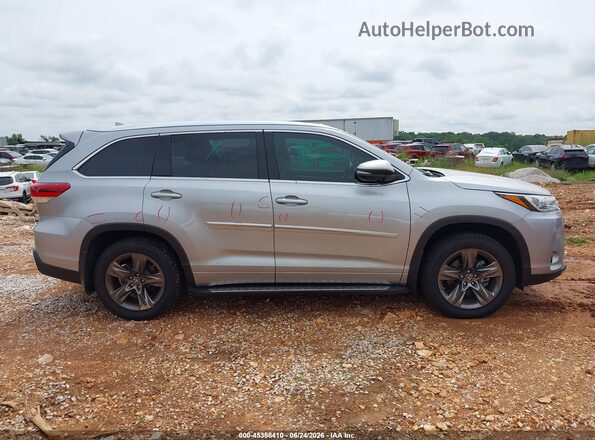 5TDDZRFH8JS818180 2018 TOYOTA HIGHLANDER Silver Widok wnętrza z tyłu