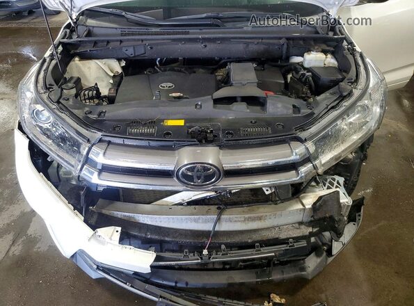 5TDDZRFH9JS831715 2018 TOYOTA HIGHLANDER White Widok wnętrza z tyłu
