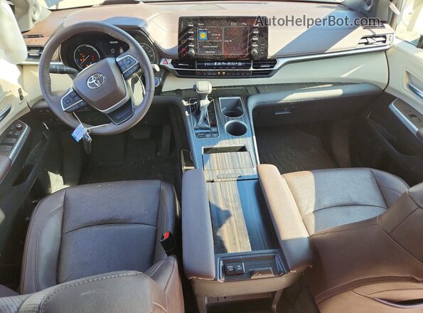 5TDESKFC2RS151087 2024 TOYOTA SIENNA Gray Widok deski rozdzielczej