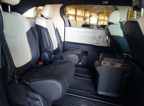 5TDESKFC3TS251125 2026 TOYOTA SIENNA White Widok wnętrza z tyłu