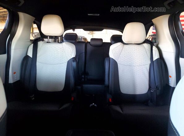 5TDESKFC3TS251125 2026 TOYOTA SIENNA White Widok tylnych siedzeń