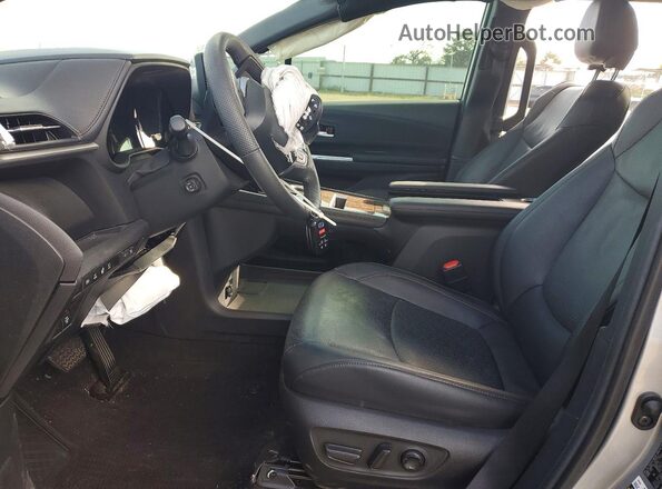 5TDESKFC5SS157827 2025 TOYOTA SIENNA Silver 