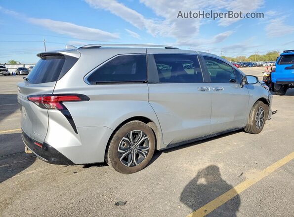 5TDESKFC5SS157827 2025 TOYOTA SIENNA Silver 