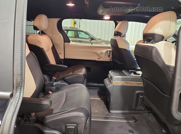 5TDESKFC6SS164317 2025 TOYOTA SIENNA Black Widok wnętrza z tyłu