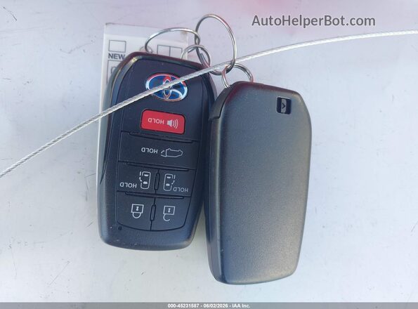 5TDESKFC8SS175867 2025 TOYOTA SIENNA Silver Widok deski rozdzielczej