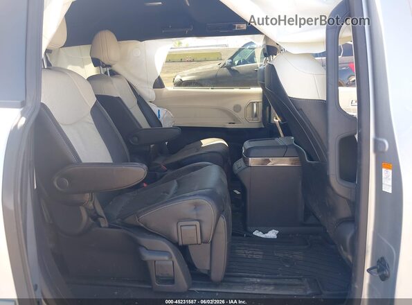 5TDESKFC8SS175867 2025 TOYOTA SIENNA Silver Widok naklejki z numerem VIN