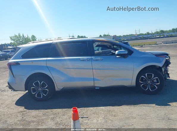 5TDESKFC8SS175867 2025 TOYOTA SIENNA Silver Widok wnętrza z tyłu
