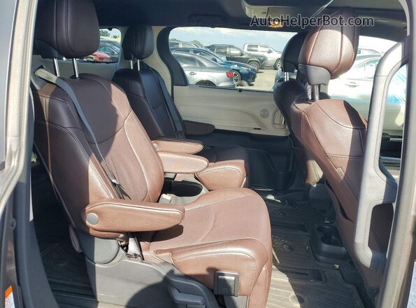 5TDESKFC9PS106211 2023 TOYOTA SIENNA Gray Vista interior trasera