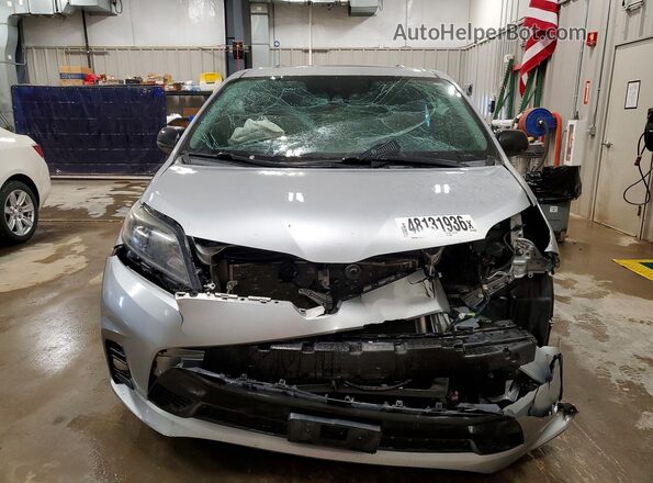 5TDEZ3DC8LS232753 2020 TOYOTA SIENNA Серебряный Вид спереди
