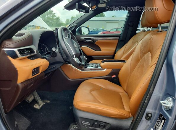 5TDFZRBH1MS134543 2021 TOYOTA HIGHLANDER Silver Front interior view