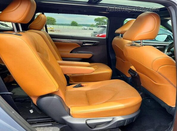 5TDFZRBH1MS134543 2021 TOYOTA HIGHLANDER Silver Rear seats view